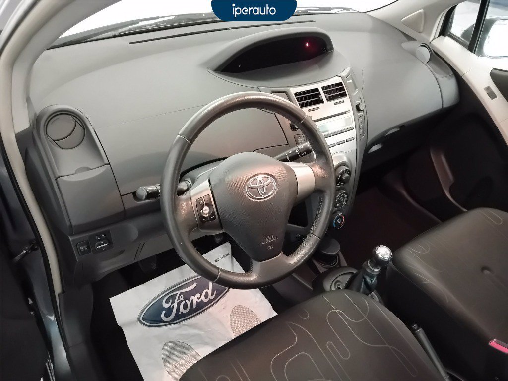 https://cdn-sm.caraffinity.it/images/vehicles/4285130/7/large