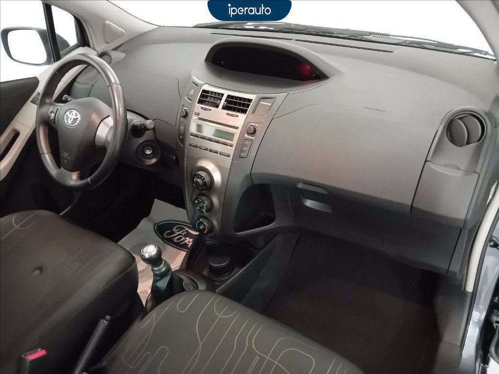https://cdn-sm.caraffinity.it/images/vehicles/4285130/8/large