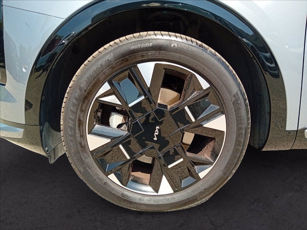 https://cdn-sm.caraffinity.it/images/vehicles/4617680/8/large