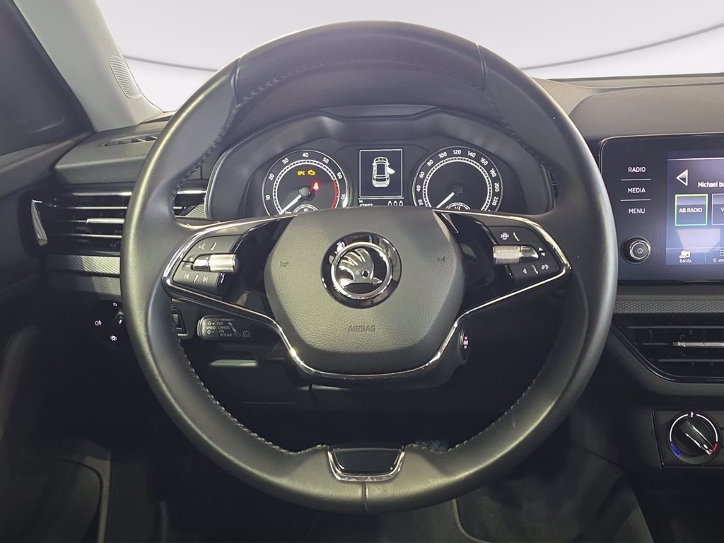https://cdn-sm.caraffinity.it/images/vehicles/4625452/6/large