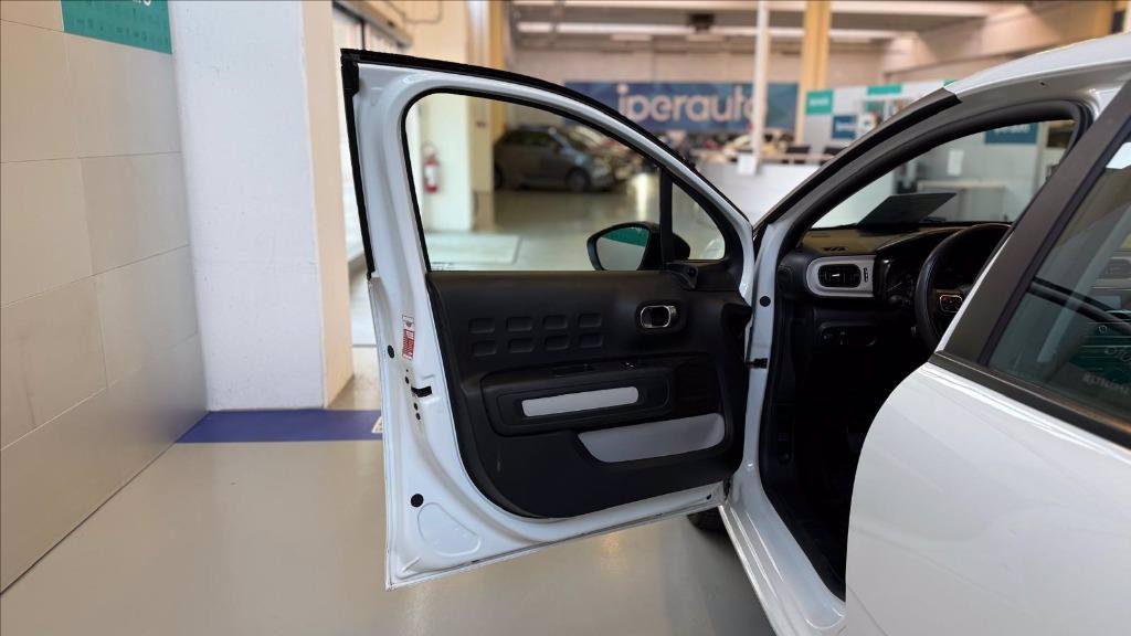 https://cdn-sm.caraffinity.it/images/vehicles/4642275/8/large