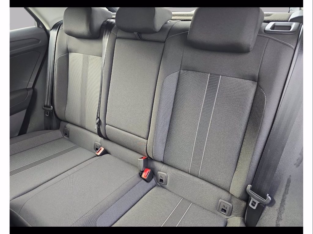 https://cdn-sm.caraffinity.it/images/vehicles/4649210/8/large
