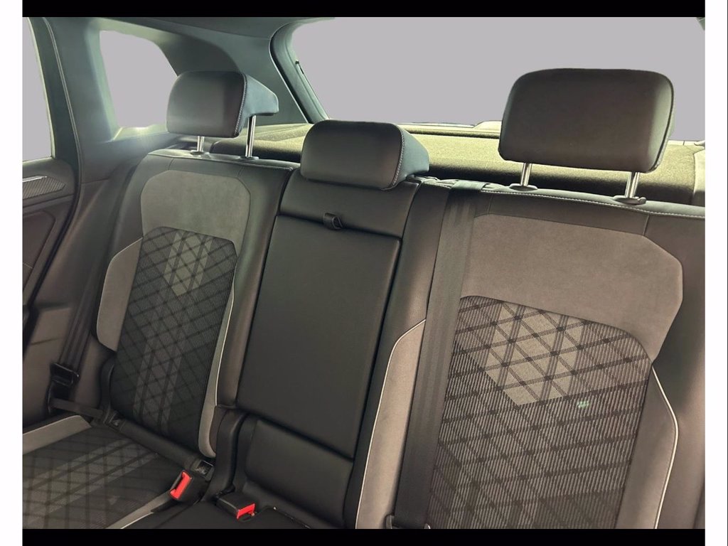 https://cdn-sm.caraffinity.it/images/vehicles/4652536/8/large