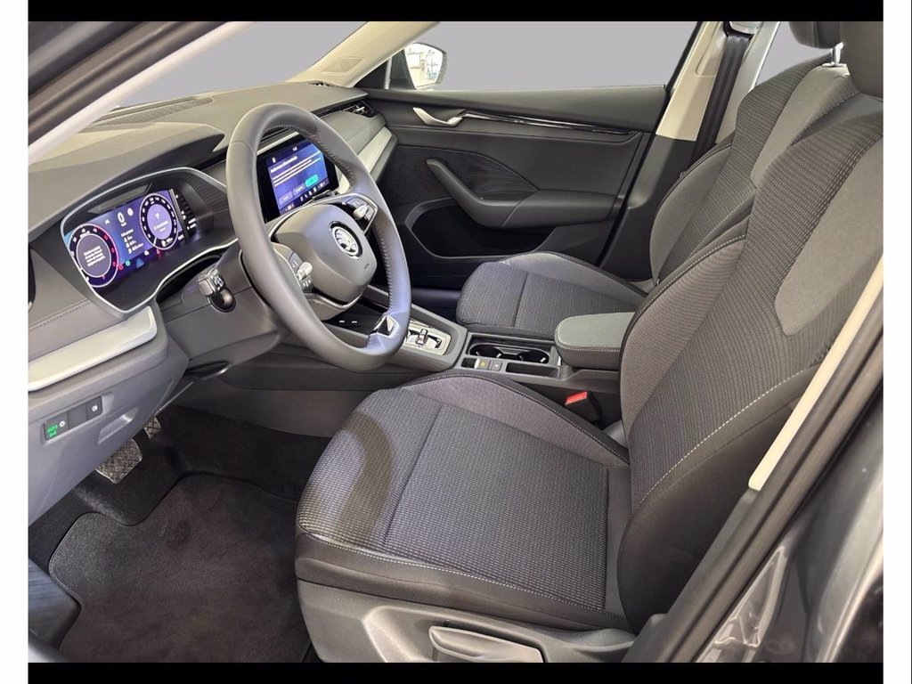 https://cdn-sm.caraffinity.it/images/vehicles/4656773/7/large