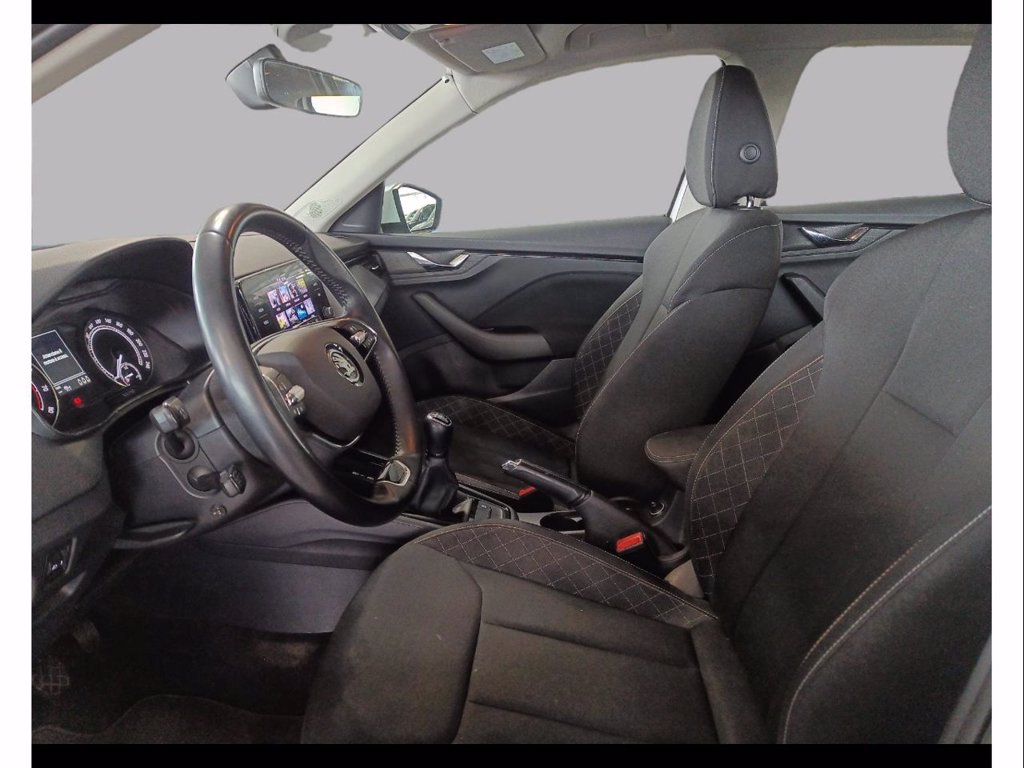 https://cdn-sm.caraffinity.it/images/vehicles/4658237/5/large
