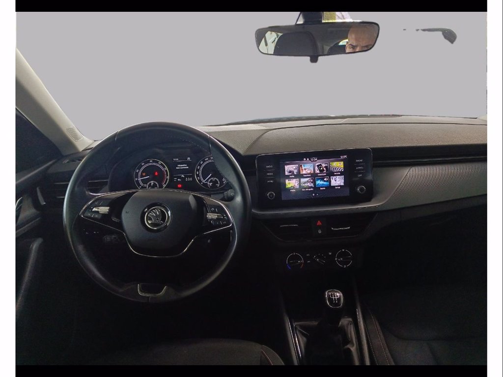 https://cdn-sm.caraffinity.it/images/vehicles/4658237/8/large