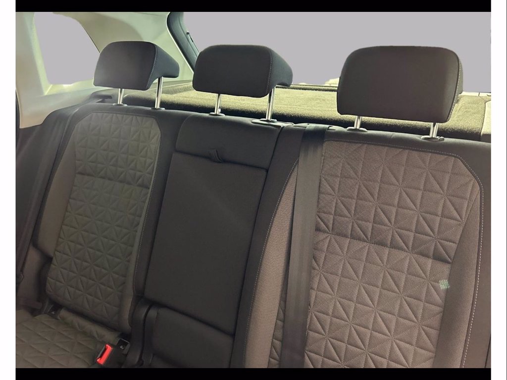 https://cdn-sm.caraffinity.it/images/vehicles/4659277/8/large