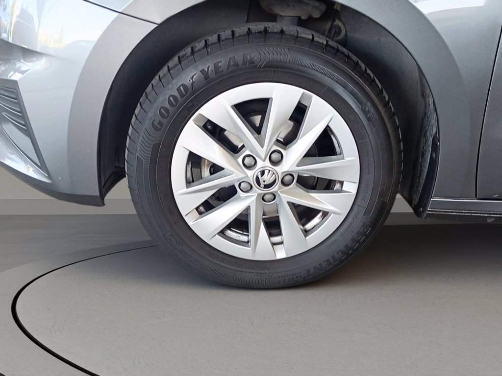https://cdn-sm.caraffinity.it/images/vehicles/4665752/6/large