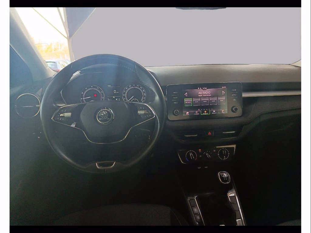 https://cdn-sm.caraffinity.it/images/vehicles/4665752/7/large