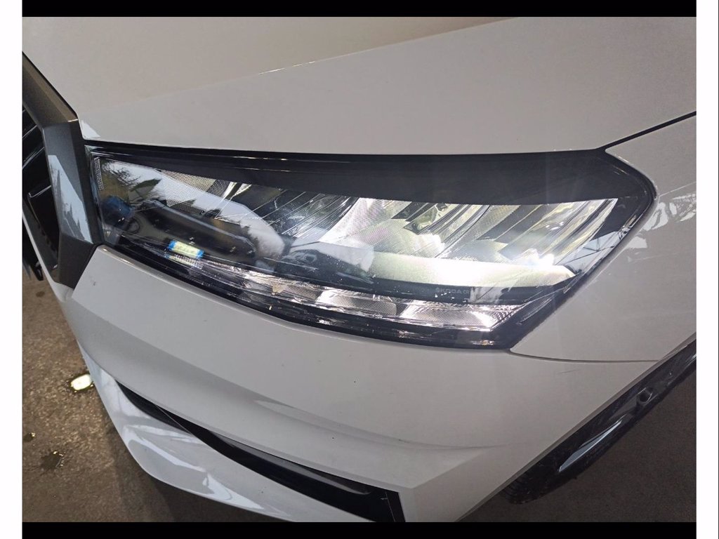 https://cdn-sm.caraffinity.it/images/vehicles/4667334/5/large