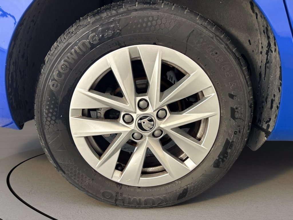 https://cdn-sm.caraffinity.it/images/vehicles/4668439/6/large