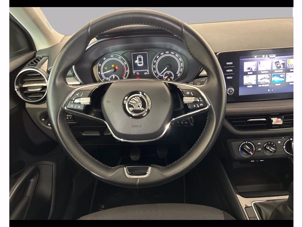 https://cdn-sm.caraffinity.it/images/vehicles/4668439/8/large