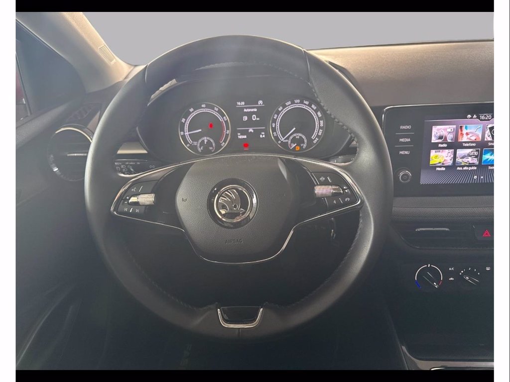 https://cdn-sm.caraffinity.it/images/vehicles/4671310/8/large