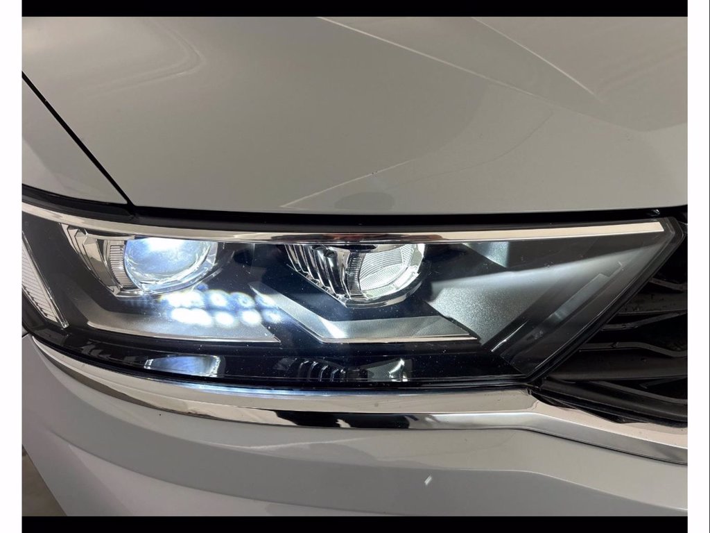 https://cdn-sm.caraffinity.it/images/vehicles/4675900/5/large