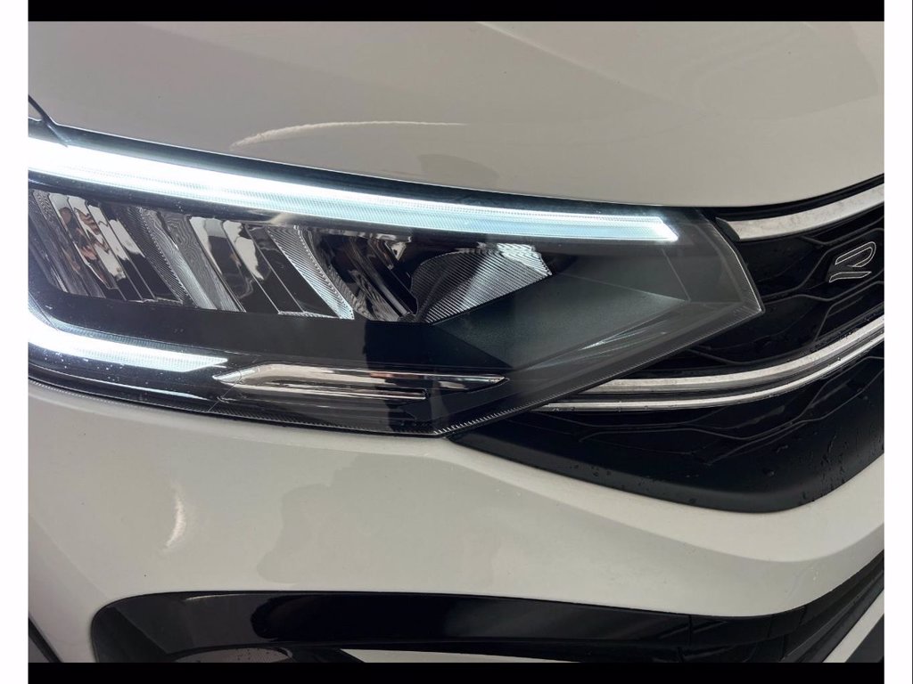 https://cdn-sm.caraffinity.it/images/vehicles/4680054/5/large