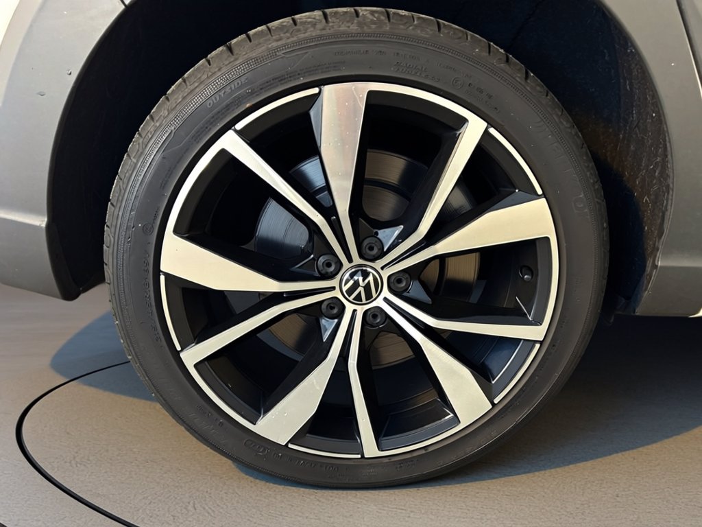 https://cdn-sm.caraffinity.it/images/vehicles/4680058/6/large