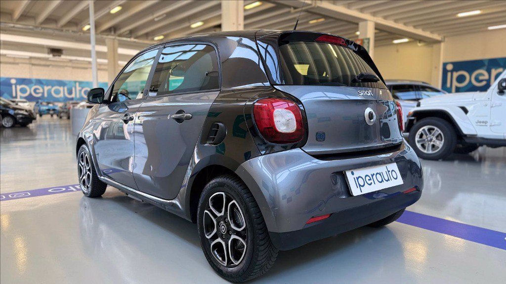 https://cdn-sm.caraffinity.it/images/vehicles/4687275/3/large