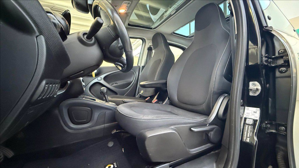 https://cdn-sm.caraffinity.it/images/vehicles/4687275/7/large