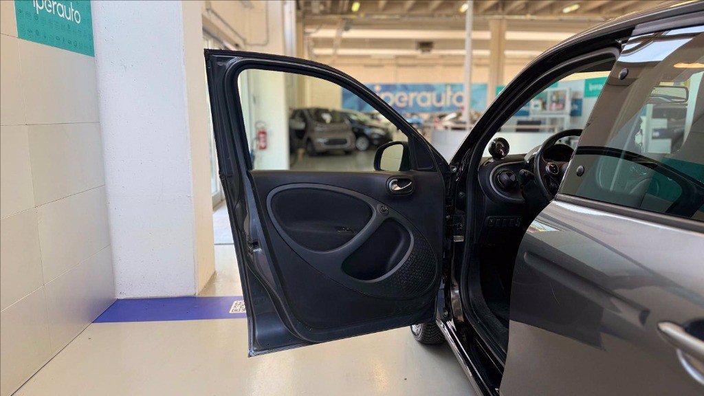 https://cdn-sm.caraffinity.it/images/vehicles/4687275/8/large
