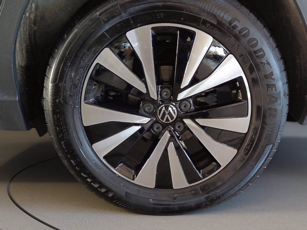 https://cdn-sm.caraffinity.it/images/vehicles/4687426/7/large