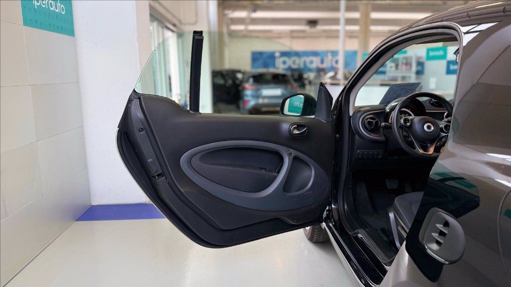 https://cdn-sm.caraffinity.it/images/vehicles/4691179/8/large