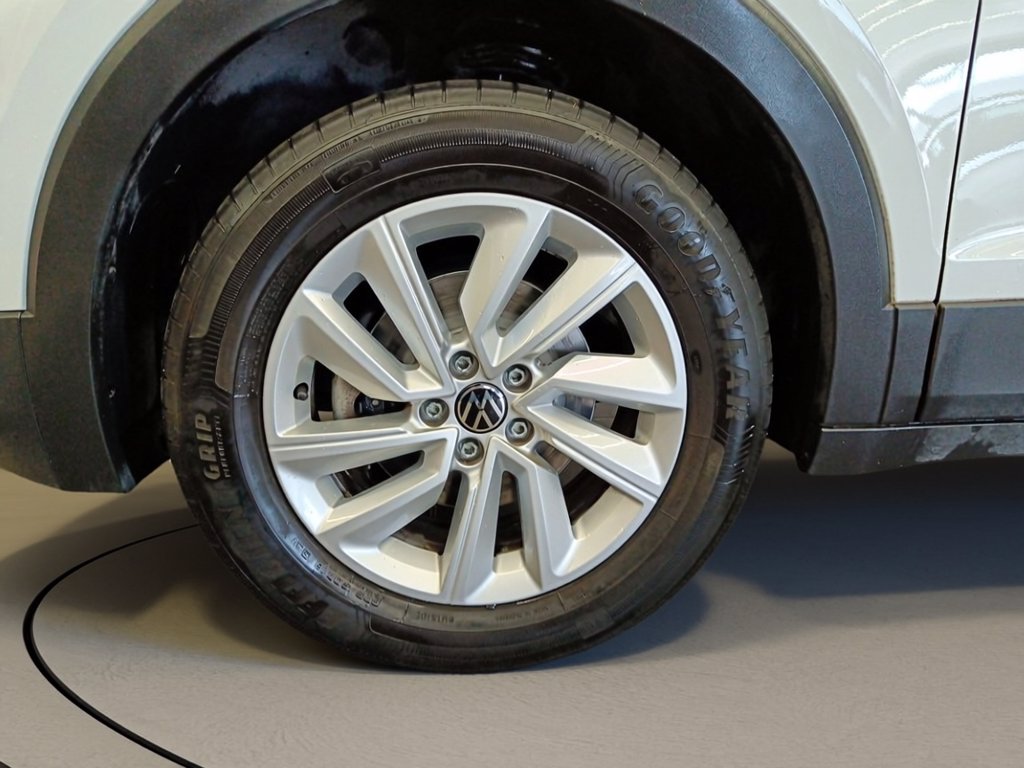 https://cdn-sm.caraffinity.it/images/vehicles/4693589/6/large