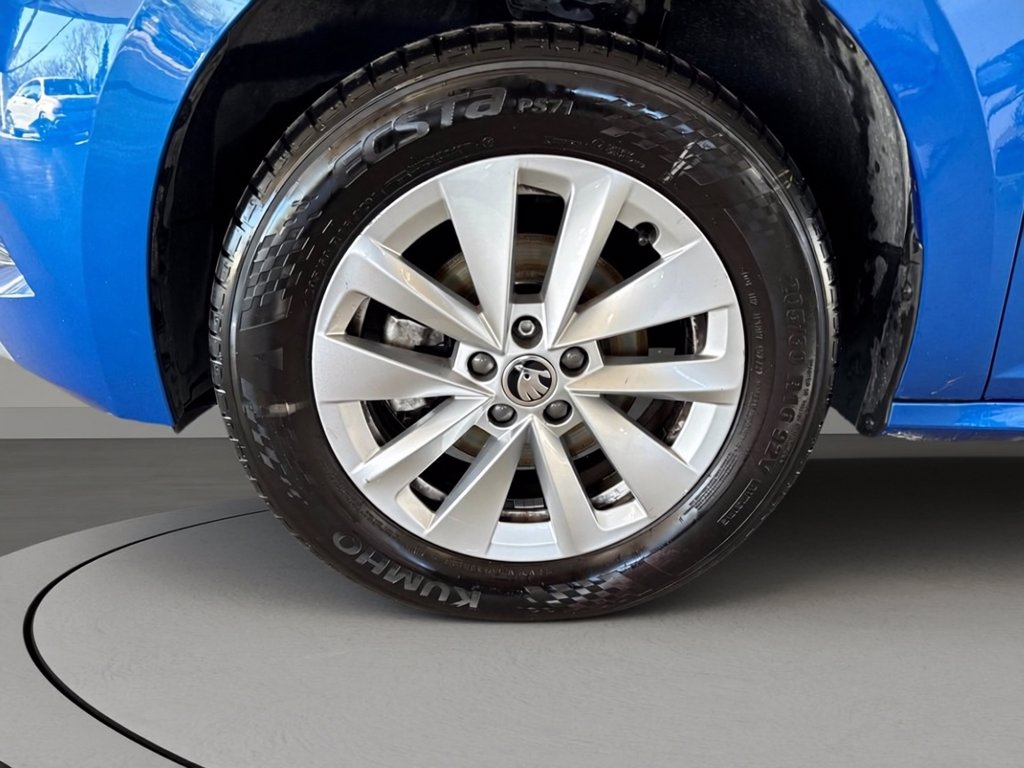 https://cdn-sm.caraffinity.it/images/vehicles/4693592/6/large
