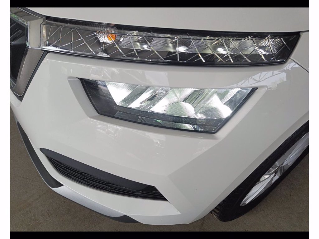 https://cdn-sm.caraffinity.it/images/vehicles/4693596/5/large