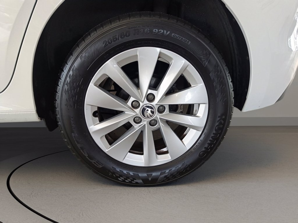 https://cdn-sm.caraffinity.it/images/vehicles/4693596/6/large