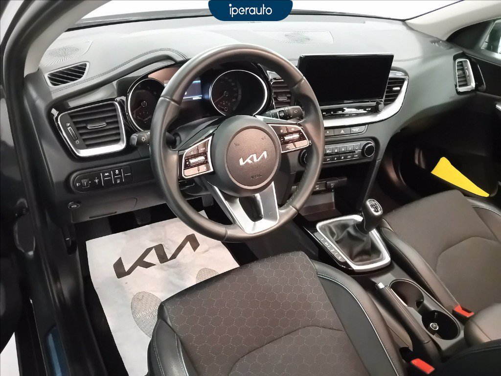 https://cdn-sm.caraffinity.it/images/vehicles/4695911/7/large