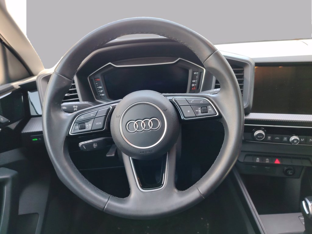 https://cdn-sm.caraffinity.it/images/vehicles/4696378/8/large