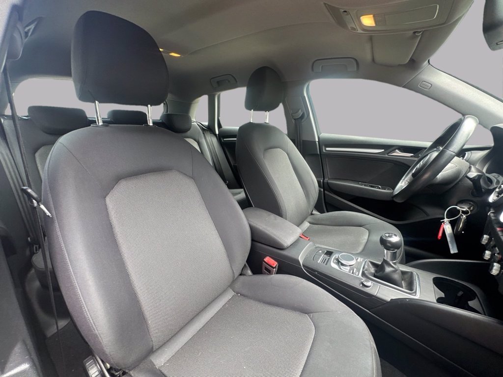 https://cdn-sm.caraffinity.it/images/vehicles/4696905/8/large