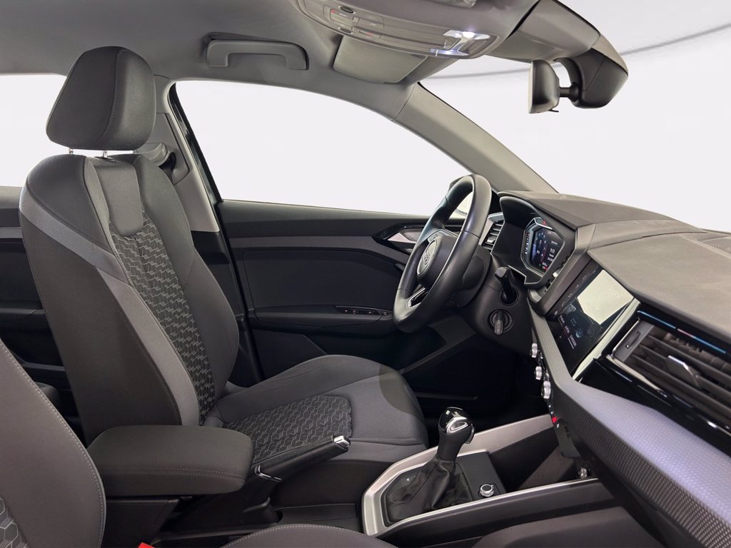 https://cdn-sm.caraffinity.it/images/vehicles/4701734/7/large