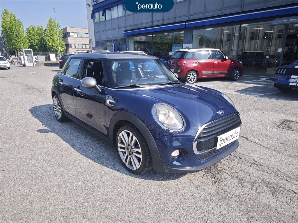 https://cdn-sm.caraffinity.it/images/vehicles/4704475/1/large