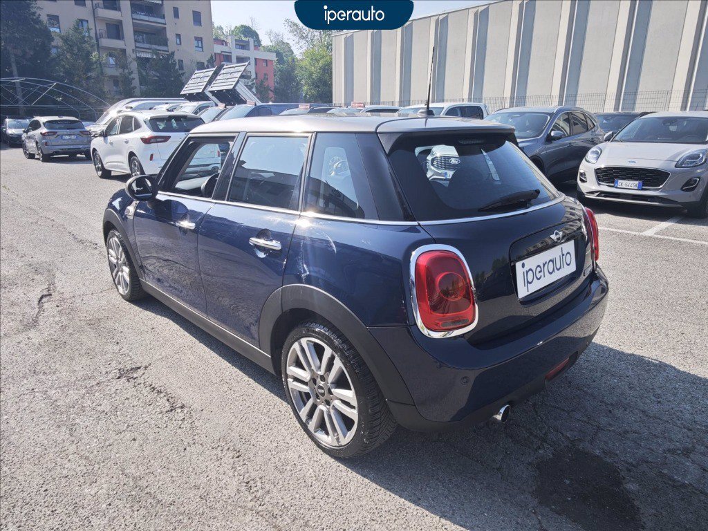 https://cdn-sm.caraffinity.it/images/vehicles/4704475/3/large