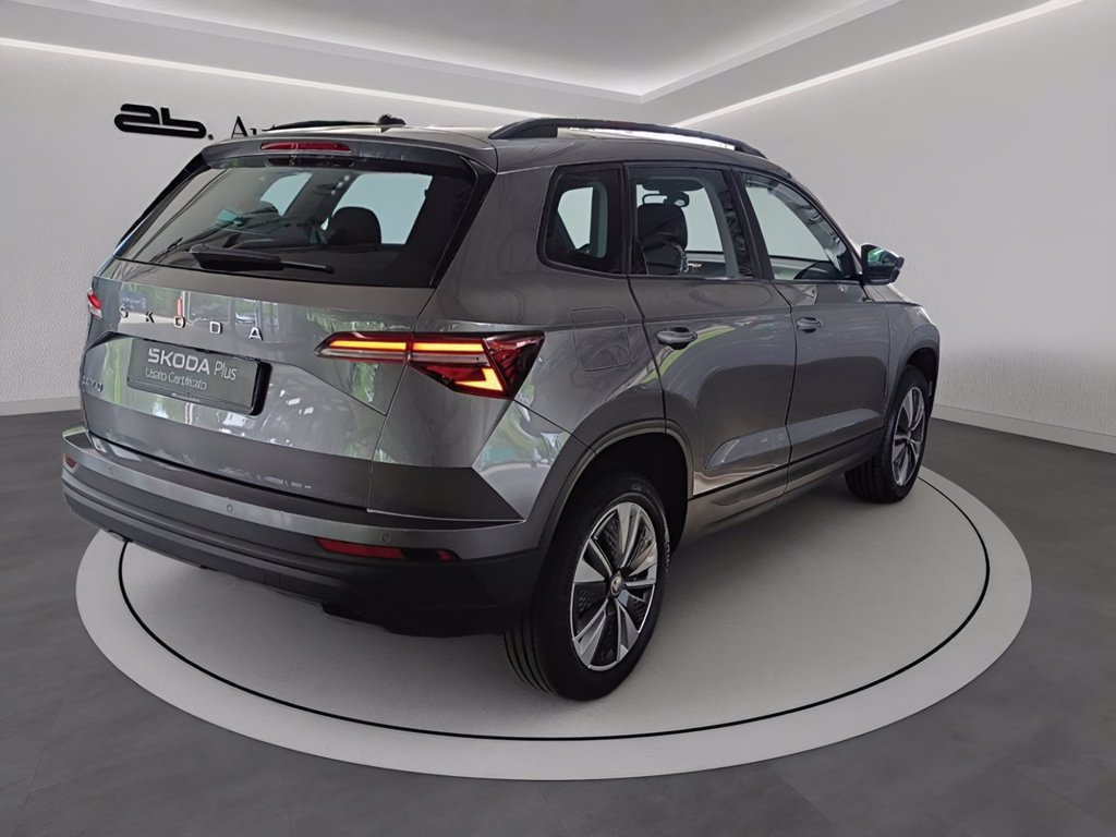 https://cdn-sm.caraffinity.it/images/vehicles/4708552/3/large
