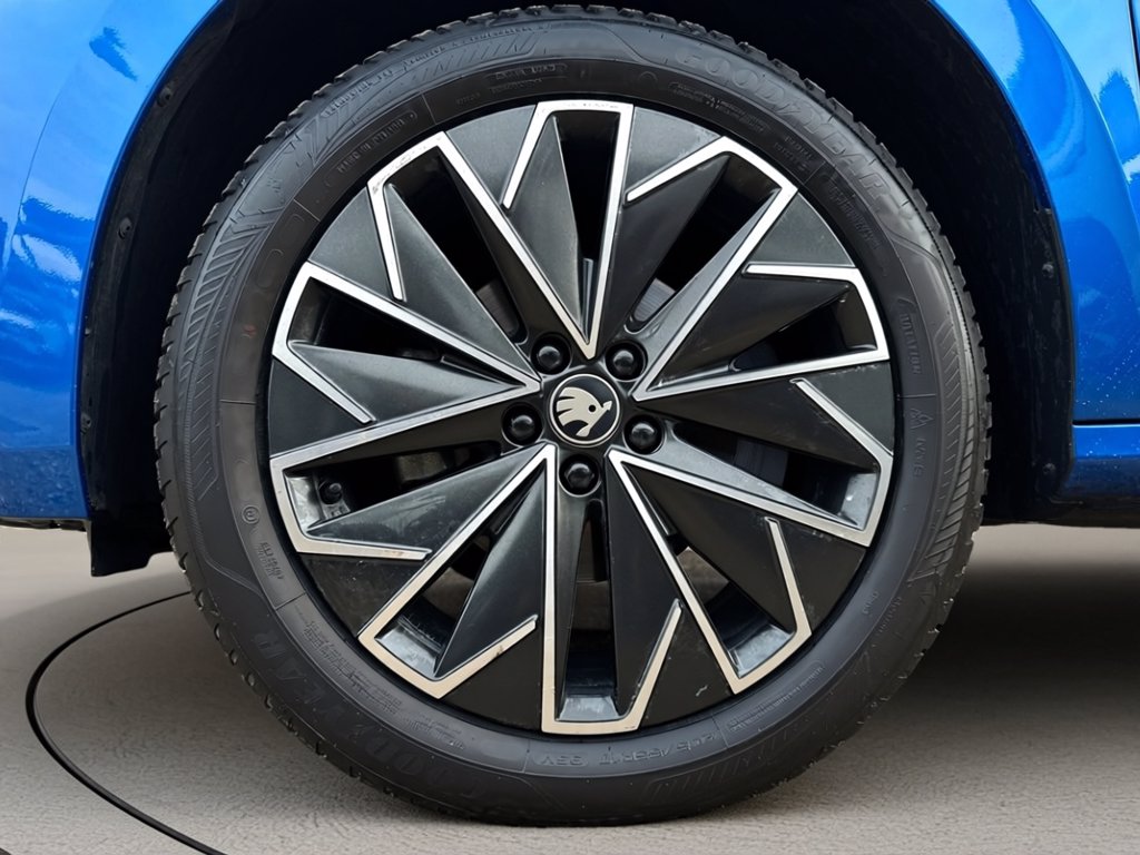 https://cdn-sm.caraffinity.it/images/vehicles/4709458/6/large