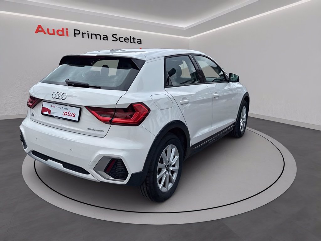 https://cdn-sm.caraffinity.it/images/vehicles/4709460/3/large