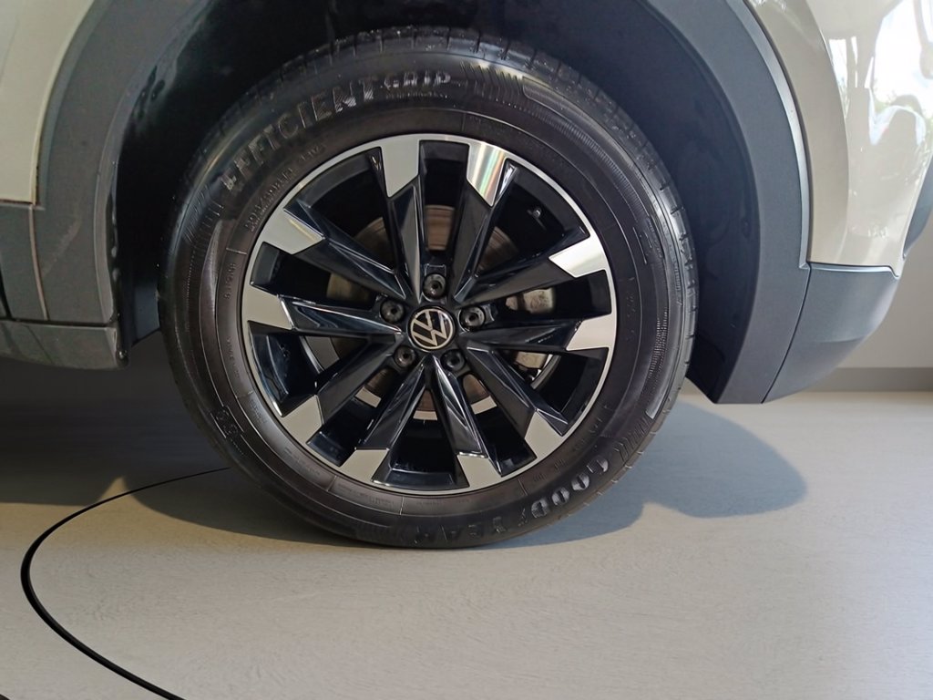 https://cdn-sm.caraffinity.it/images/vehicles/4710947/6/large