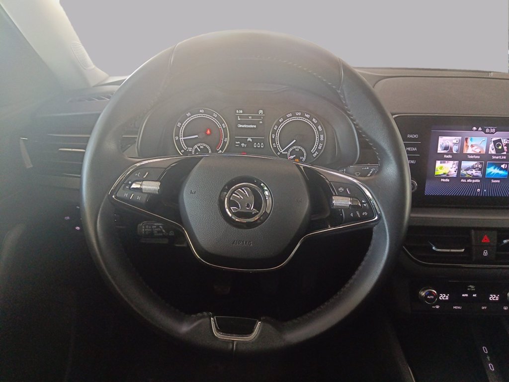 https://cdn-sm.caraffinity.it/images/vehicles/4711149/8/large