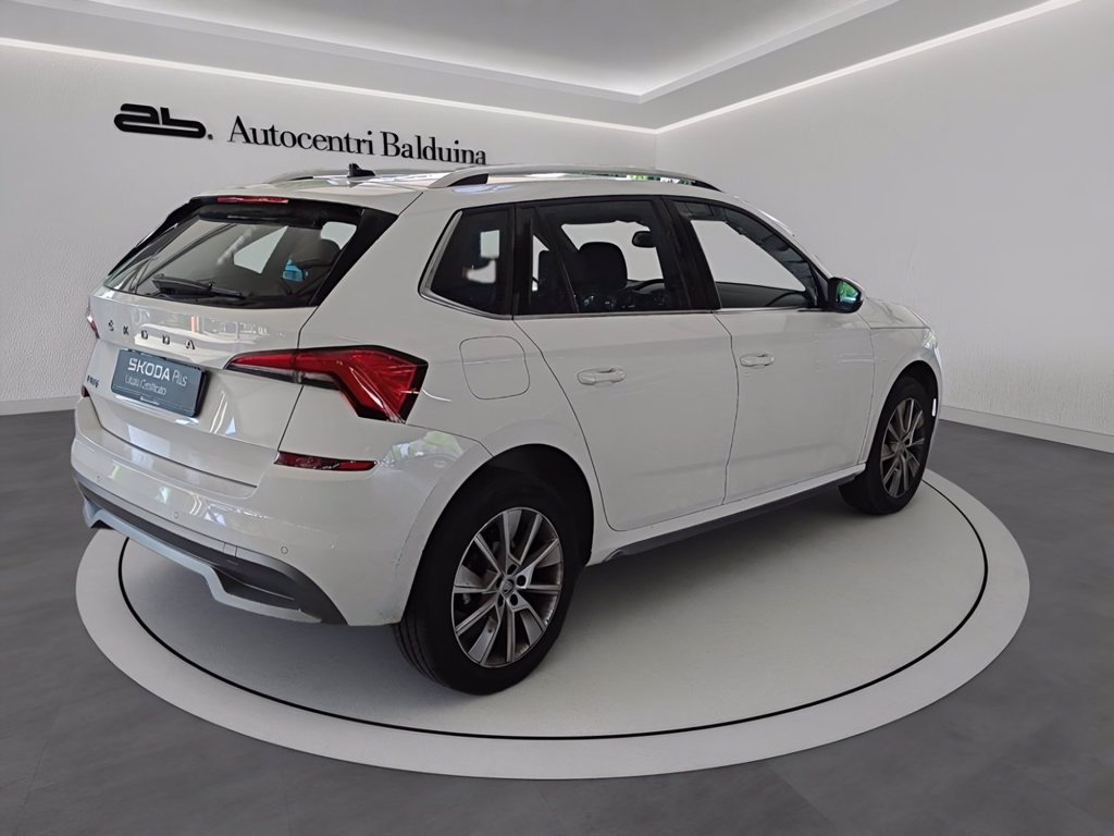 https://cdn-sm.caraffinity.it/images/vehicles/4711151/3/large