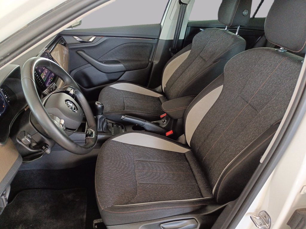 https://cdn-sm.caraffinity.it/images/vehicles/4711151/7/large