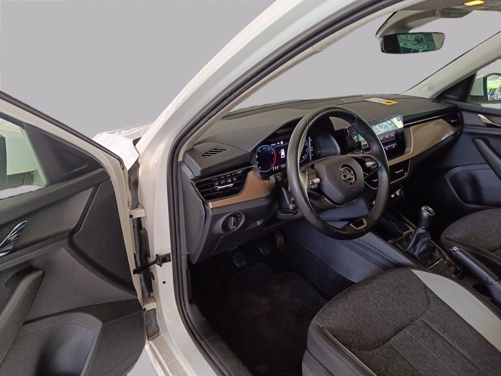 https://cdn-sm.caraffinity.it/images/vehicles/4711151/8/large