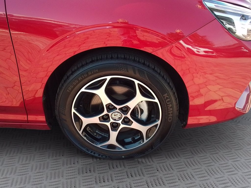 https://cdn-sm.caraffinity.it/images/vehicles/4711160/8/large