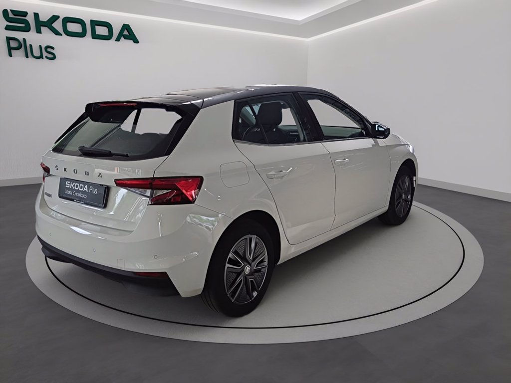 https://cdn-sm.caraffinity.it/images/vehicles/4711932/3/large
