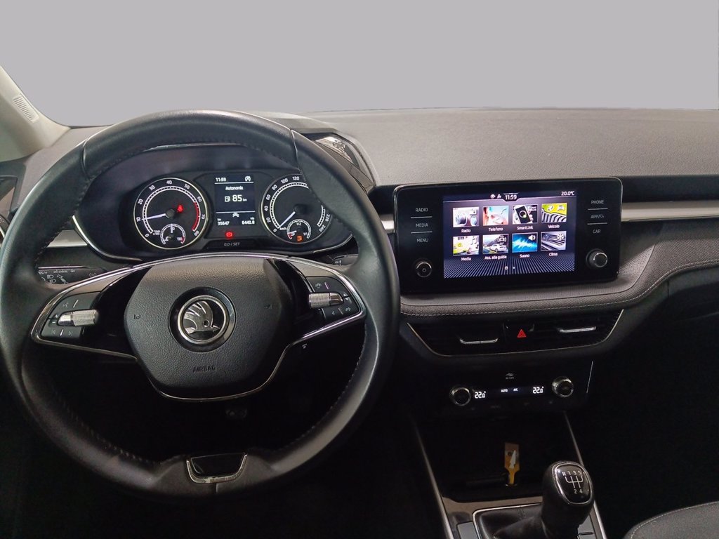 https://cdn-sm.caraffinity.it/images/vehicles/4711932/7/large
