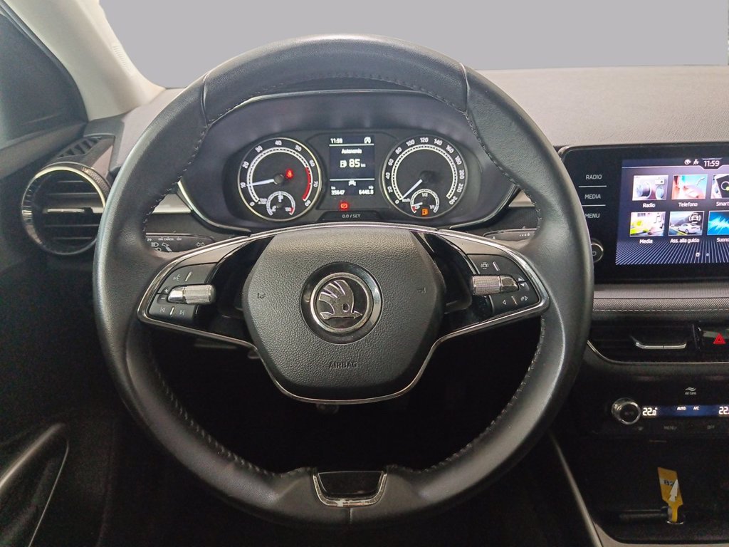 https://cdn-sm.caraffinity.it/images/vehicles/4711932/8/large