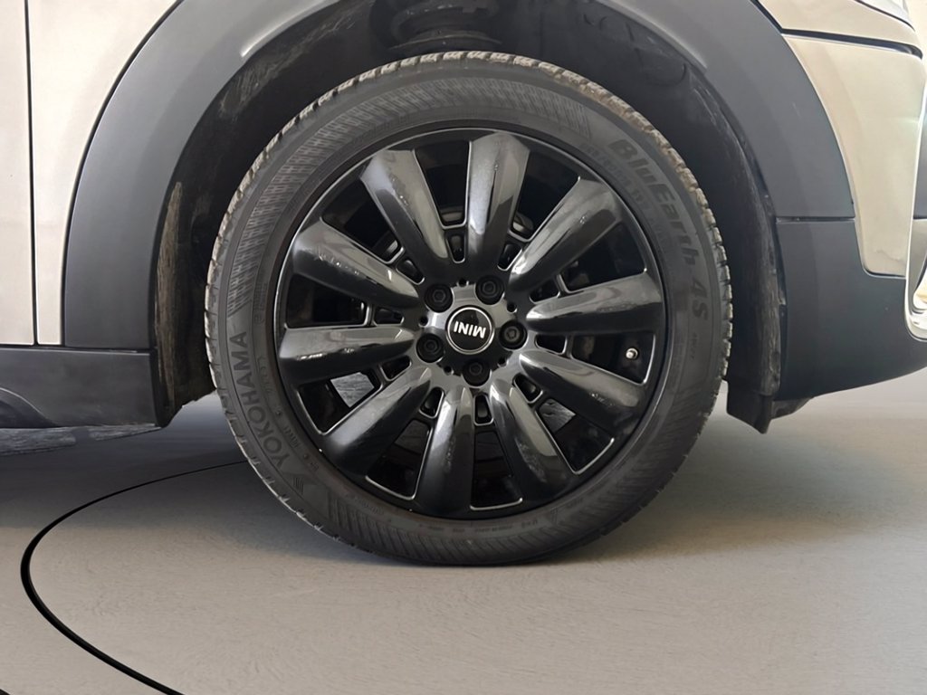 https://cdn-sm.caraffinity.it/images/vehicles/4714504/6/large