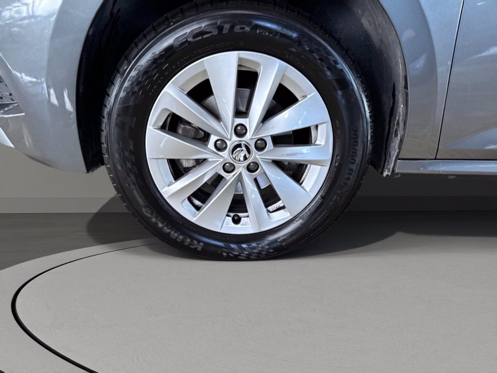 https://cdn-sm.caraffinity.it/images/vehicles/4714505/6/large