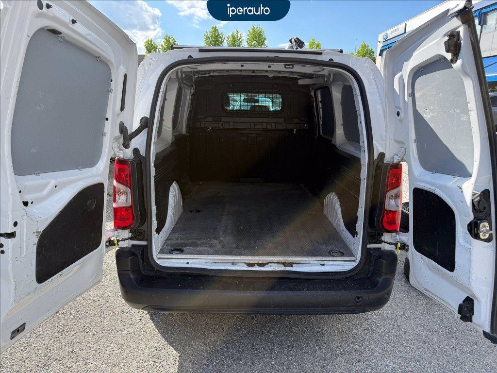 https://cdn-sm.caraffinity.it/images/vehicles/4714675/8/large